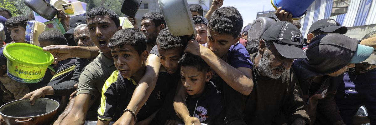 ​Hungry dislocated Palestinians rush to food distribution kitchen